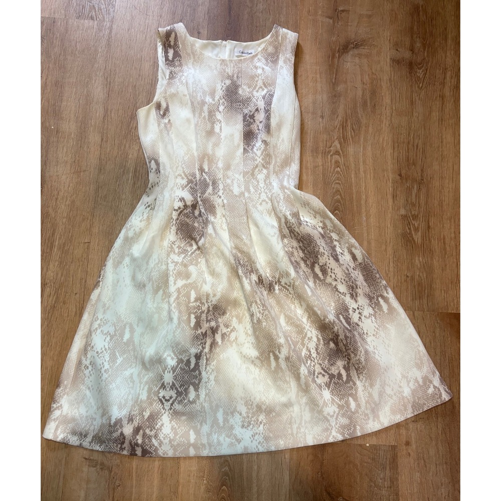 Snake-print sleeveless dress‎ in A-line silhouette featuring pleated skirt